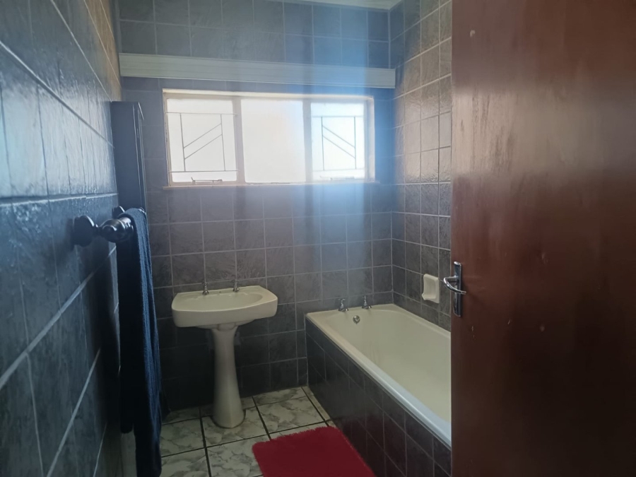 4 Bedroom Property for Sale in Heuwelsig Northern Cape